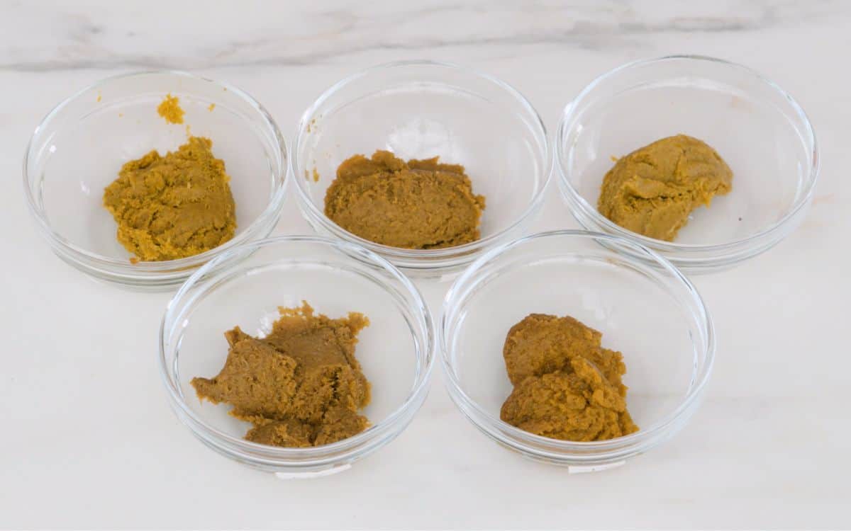 5 brands of green curry paste iin 5 glass bowls