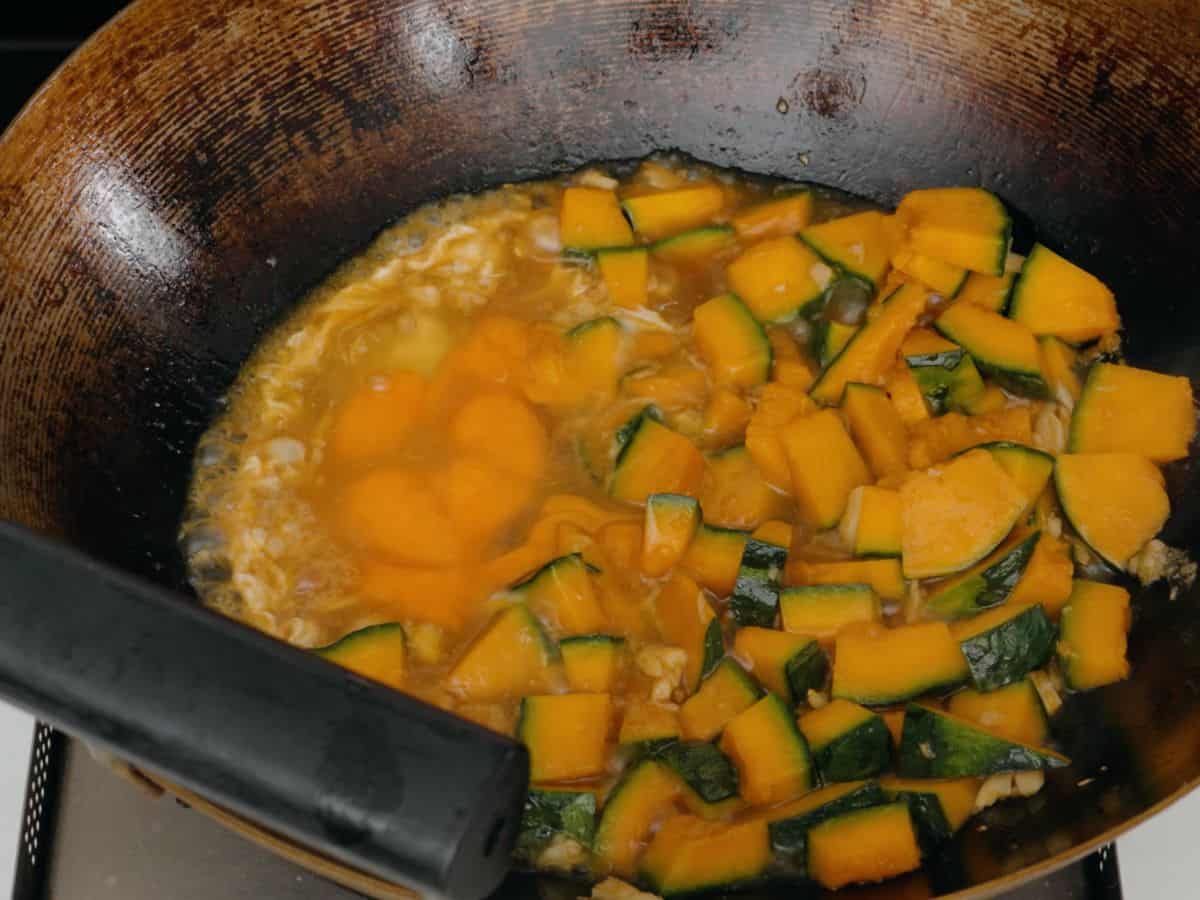 kabocha squash and eggs in wok