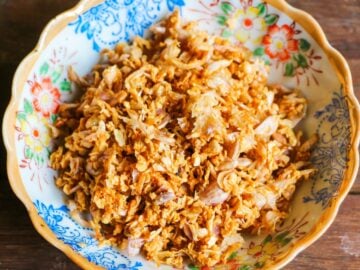 a bowl of fried garlic