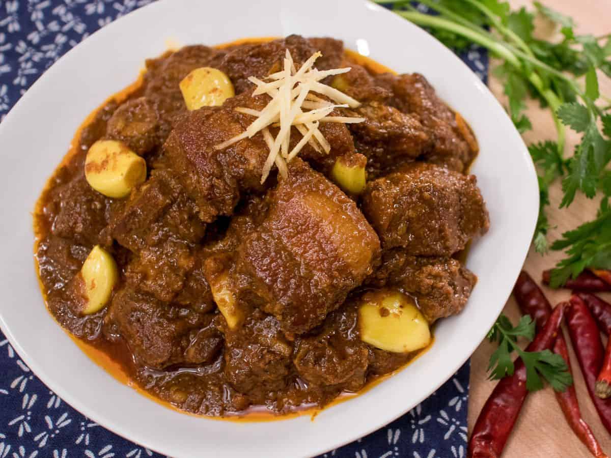 a bowl of gaeng hung lay