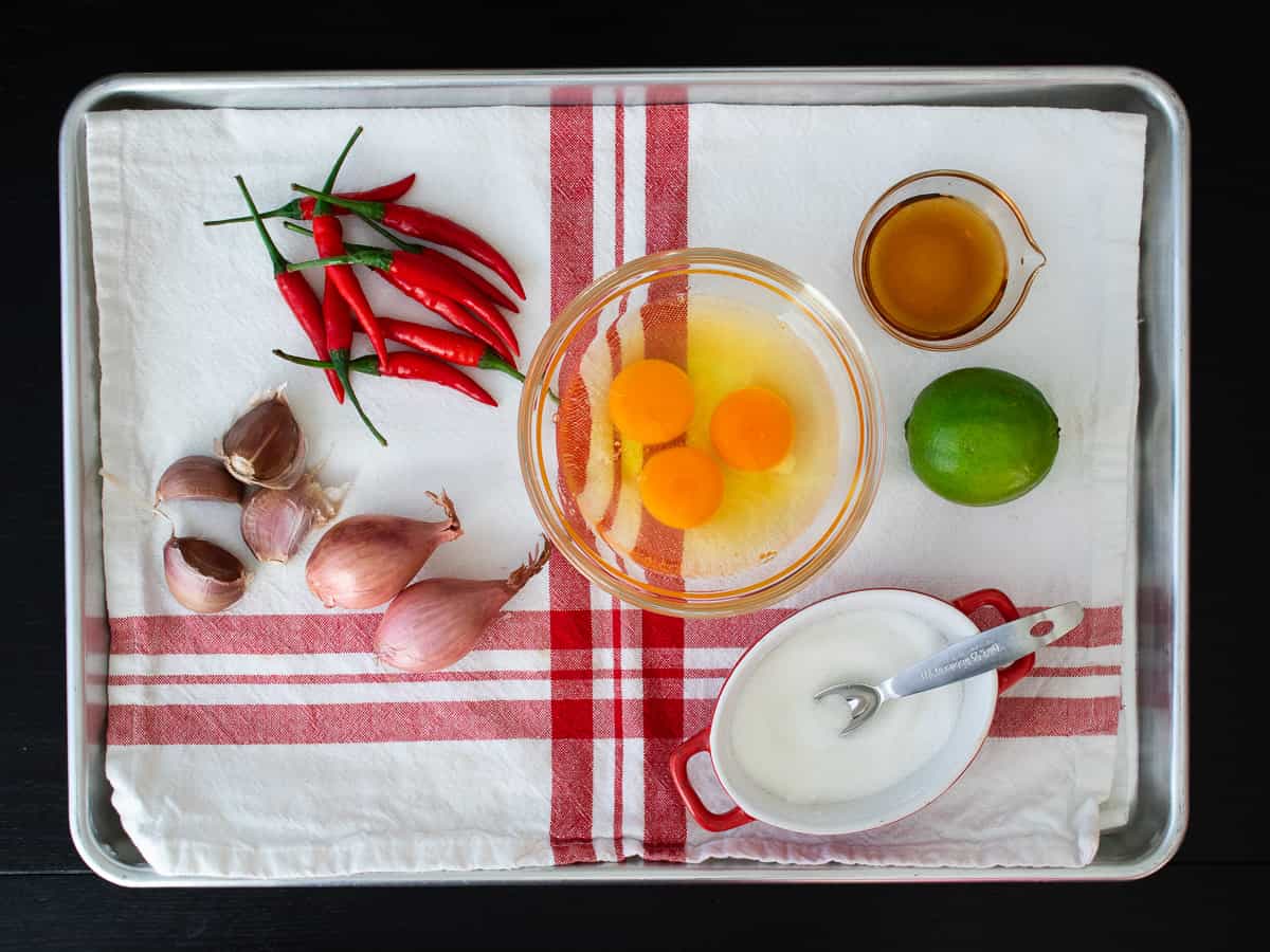 A tray of ingredients for making marble eggs.