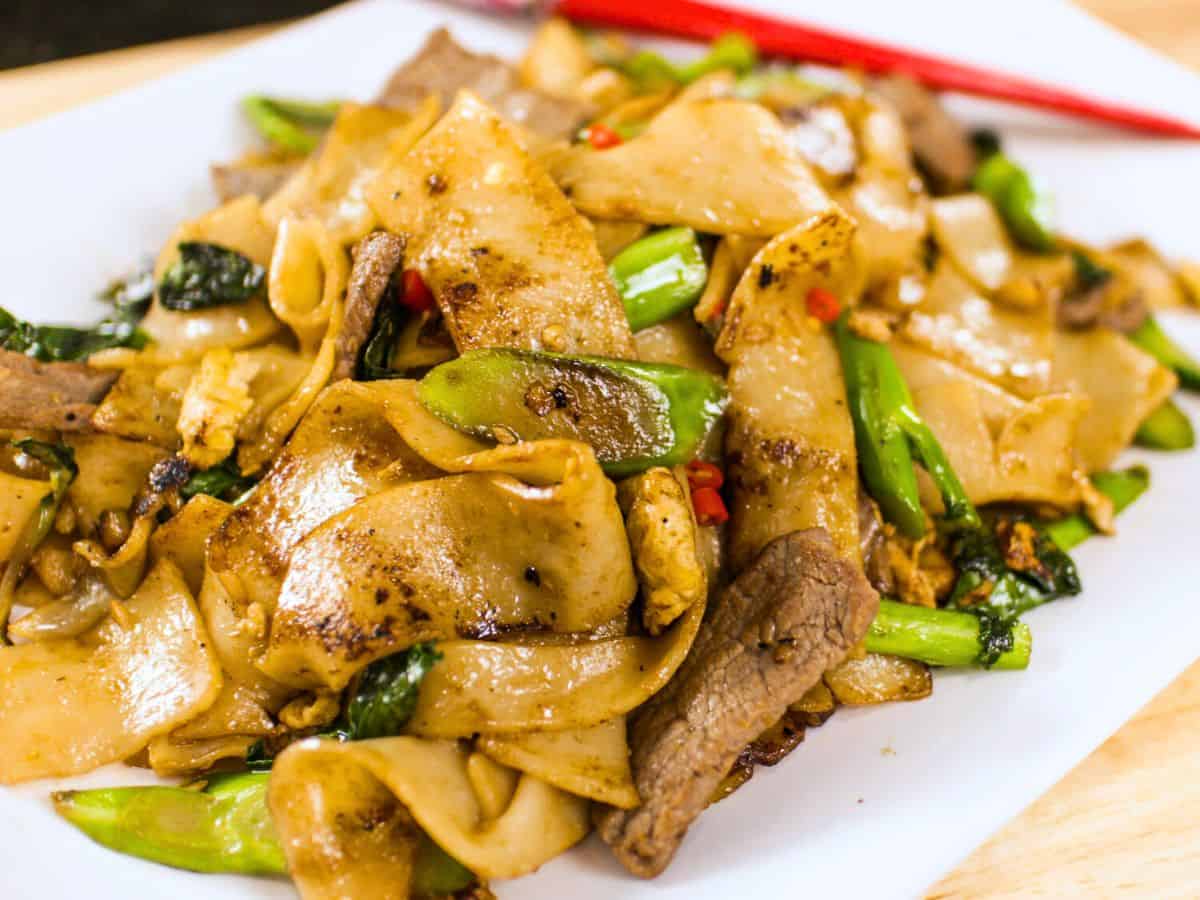 a plate of pad see ew