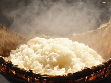 sticky rice in bamboo steamer