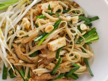 a plate of vegan pad thai